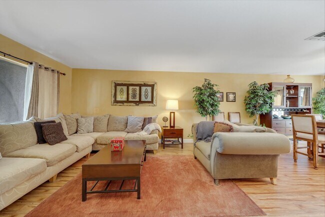 Foto del edificio - 3225 Mountain Spring Rd