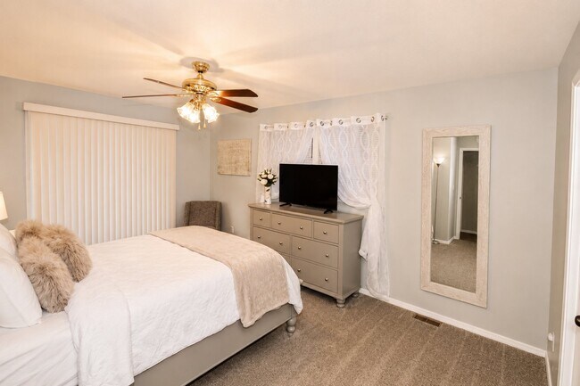 Foto del edificio - 1220 N Lake Leelanau Dr