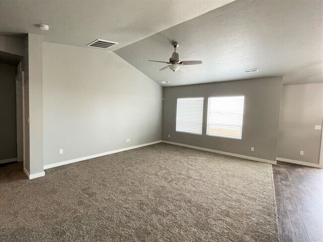 Foto del edificio - Gorgeous, brand new, 4 bed 2 bath home in ...