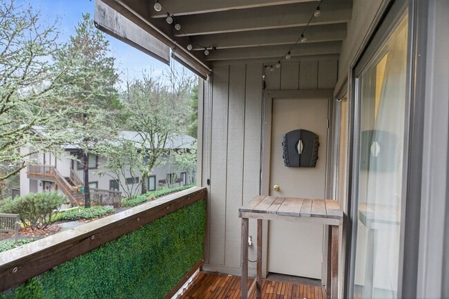 Building Photo - Condo / Apartment Unit