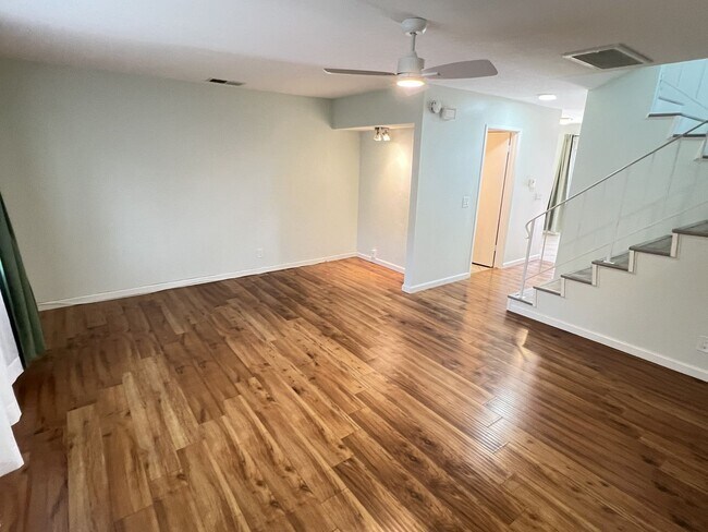 Foto del edificio - Fantastic 3 Bed 1.5 Bath End Unit Townhome in Orange!