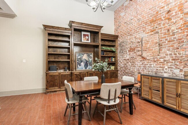 Building Photo - 300 Baronne St