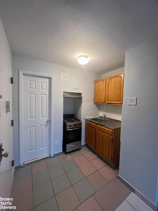 A Studio steal in Fort Greene! Townhome Rentals in Brooklyn NY