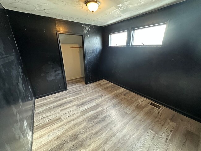 Building Photo - 190 Young St