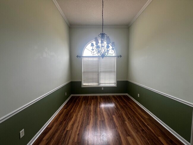 Foto del edificio - 6770 J J Roberts Dr