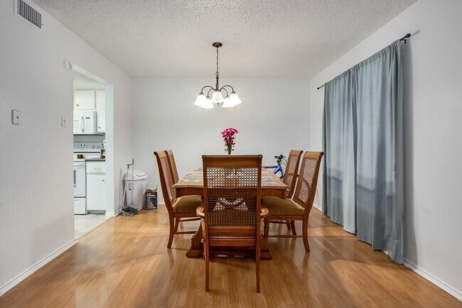 Foto del edificio - 2401 Leon St