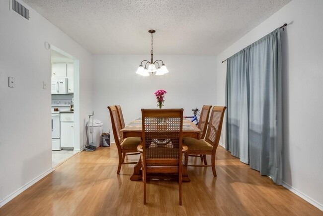 Building Photo - 2401 Leon St