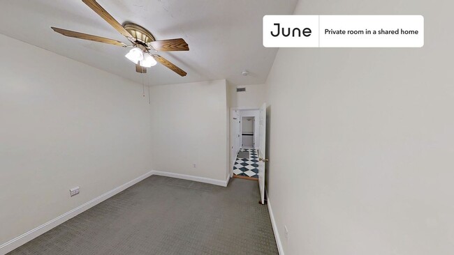 Foto del edificio - Private bedroom in 3 bed/1 bath Home