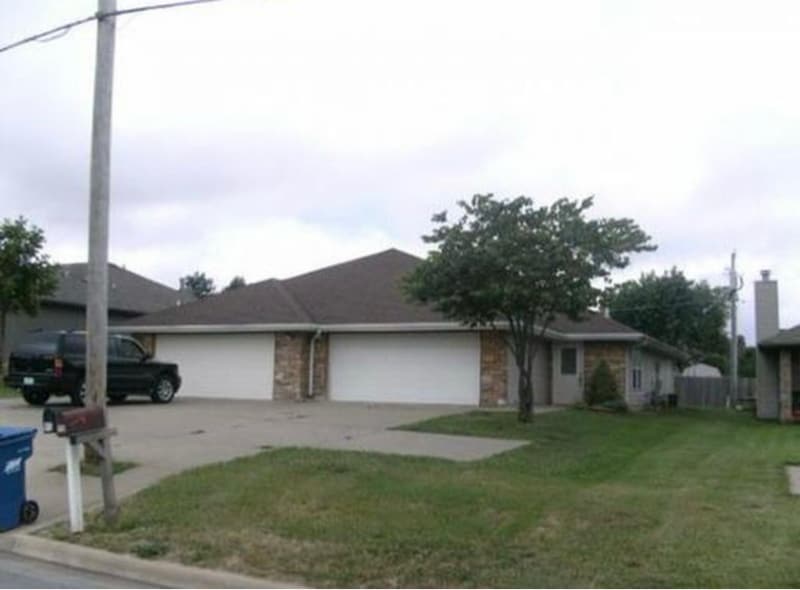 Primary Photo - 913 N Main St
