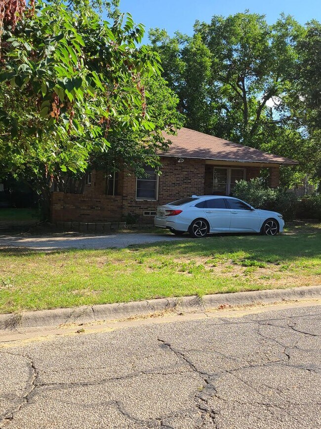 Building Photo - Charming 2,1 home coming available soon!