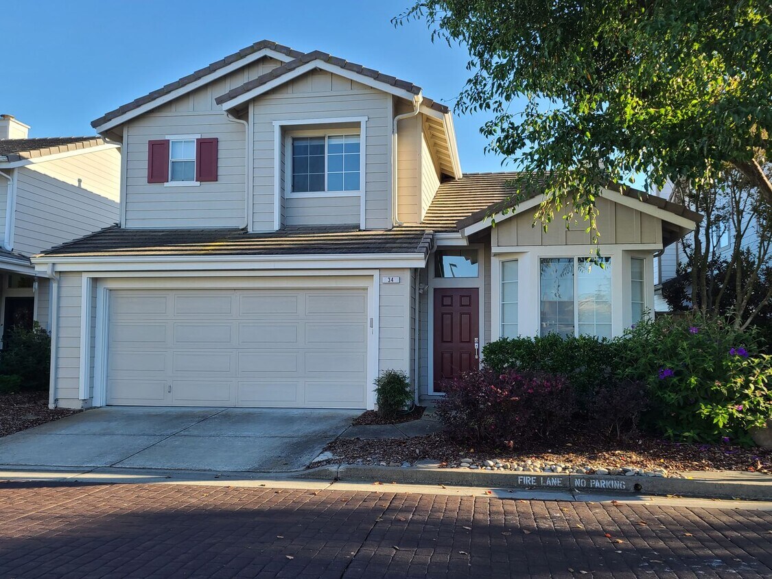 Foto principal - Gorgeous 2 story home available now in Gat...