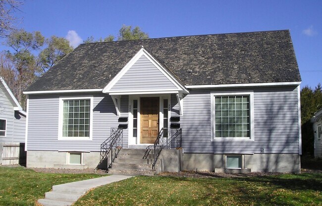 Building Photo - 324 6th Ave N