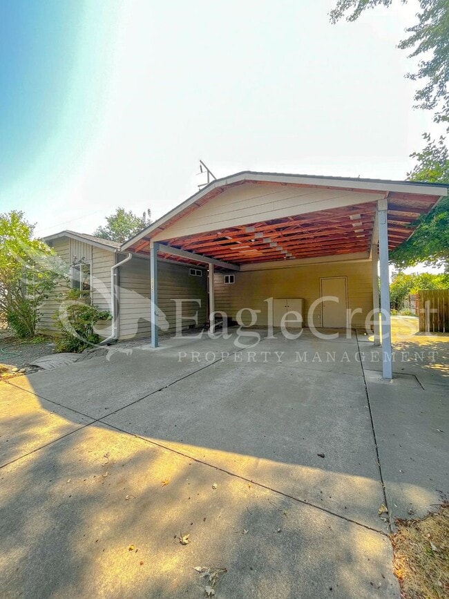 Building Photo - 1130 SE Colonial Dr