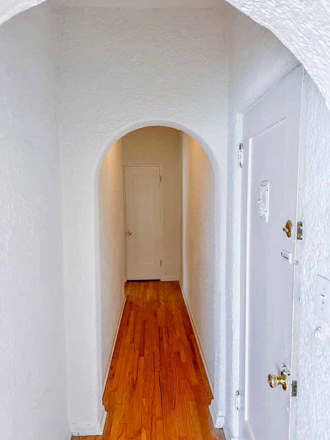 Foto del edificio - 350 N Orange Grove Ave