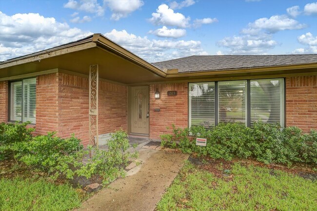 Foto del edificio - 2123 Ridgecrest Dr