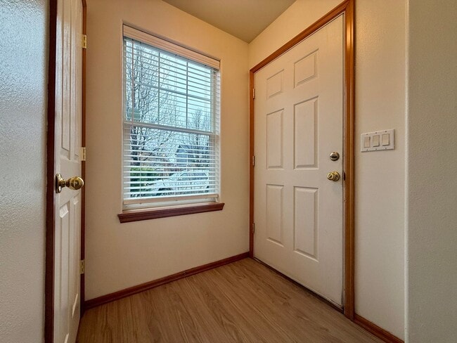 Building Photo - COME TAKE A LOOK AT THIS BEAUTIFUL NEWLY UPDATED HOME IN REDMOND!!