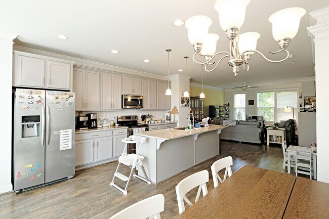 Foto del edificio - Pet-Friendly Townhome With Rooftop Terrace + Blue Ridge Mountain Views
