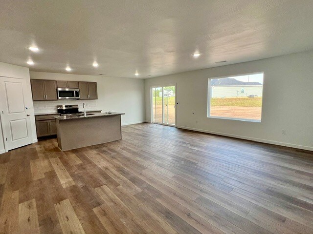 Foto del edificio - 477 Stone Creek Rd