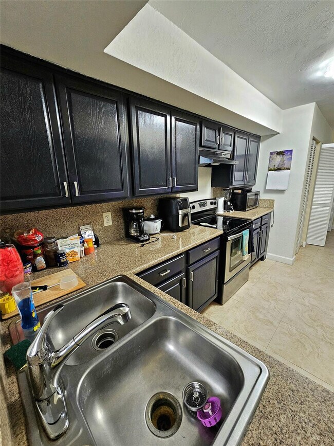 Foto del edificio - 8294 NW 24th St