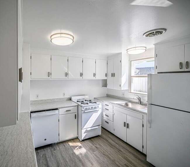 Foto del edificio - 726 98th Ave NE