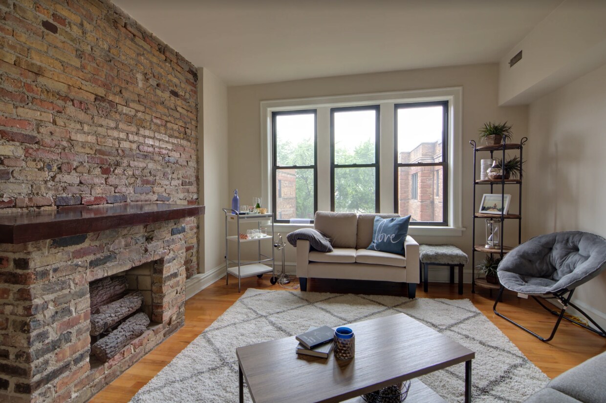 Primary Photo - Huge Lakeview 2 bed with In-Unit Laundry, ...