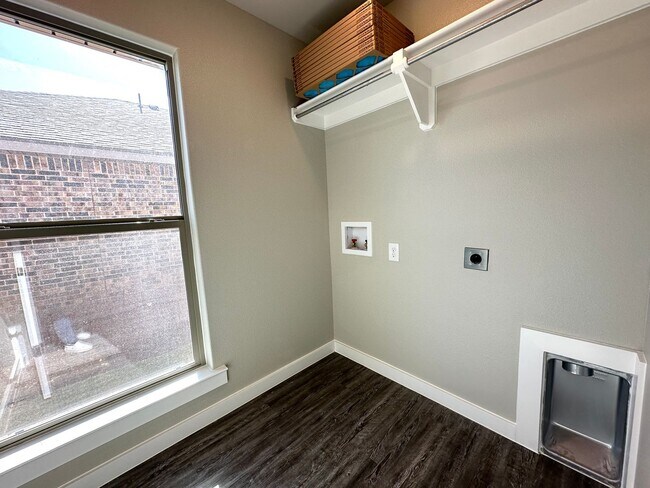 Building Photo - 4Bed/2Bath Available 6/5