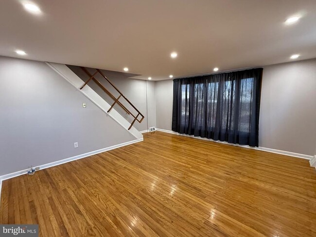 Building Photo - 9304 Lansford St