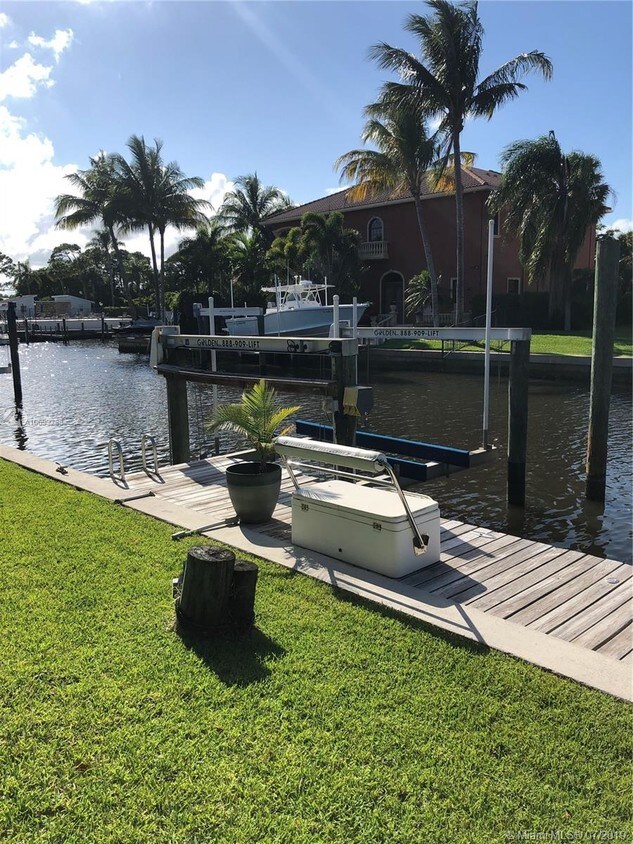 Building Photo - 8885 SE Harbor Island Way