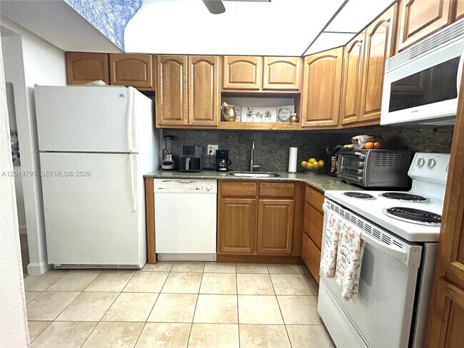 Building Photo - 1100 St Charles Pl