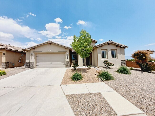 Building Photo - Stunning 3 bed 3 bath home with jacuzzi!