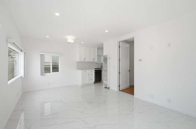 Building Photo - 220 39th St