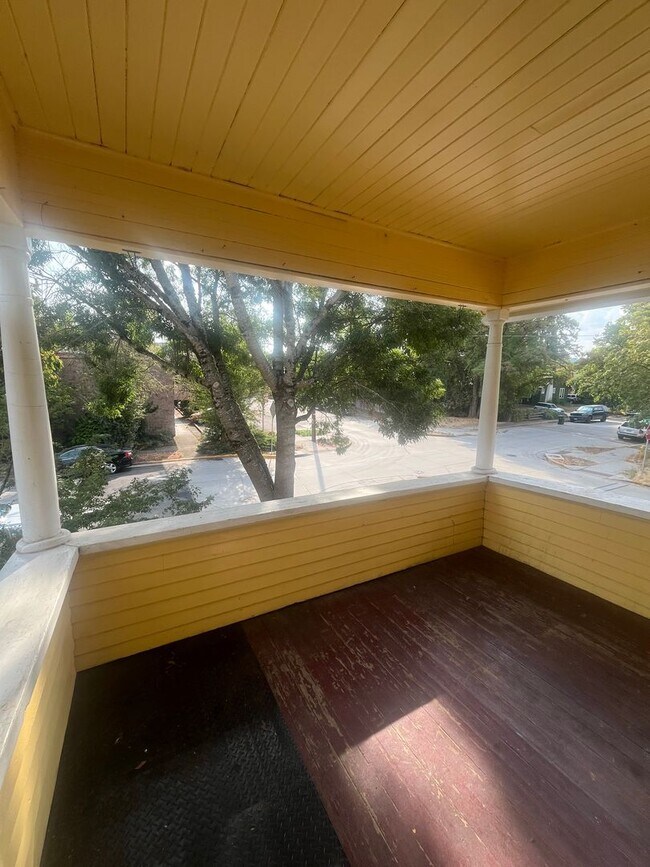 Foto del edificio - 3-Bedroom 1-Bathroom two story unit