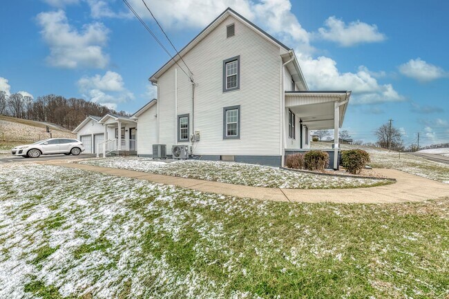 Building Photo - 5 Bedroom / 3.5 Bath Home Blountville, TN