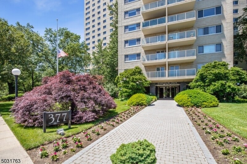 Foto principal - 377 S Harrison St