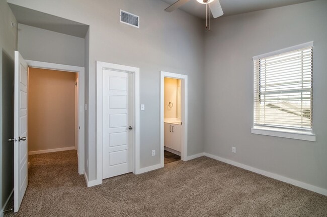 Building Photo - GORGEOUS 2 BEDROOM FOUR PLEX LOCATED IN MI...