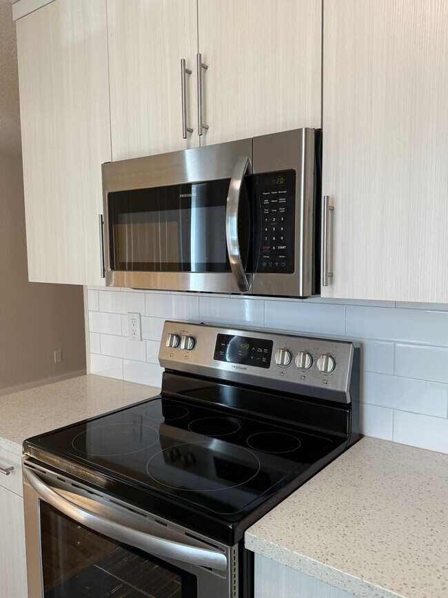 Foto del edificio - New Remodel 3BD 1100 SF-Faux floors-Quartz...