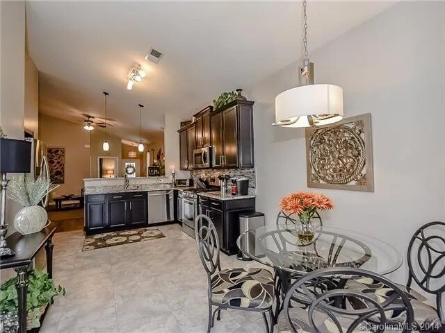 Foto del edificio - 4018 Linville Falls Ln
