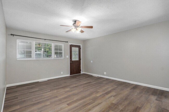 Building Photo - Adorable 3 bedroom, 1.5 bathroom home!