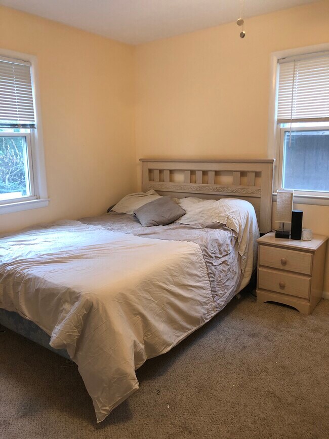 FURNISHED BEDROOM - 5112 Hollywood Rd