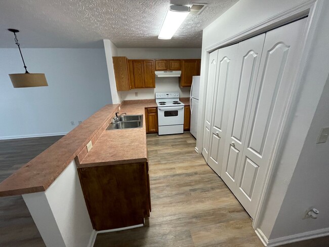 Building Photo - Spacious 4 Bedroom Townhome in Jackson wit...