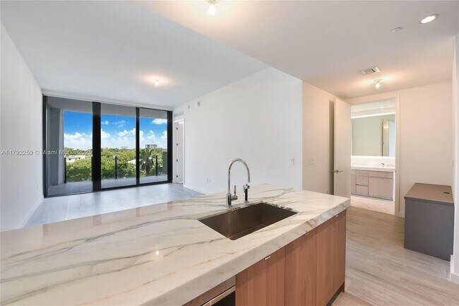 Foto del edificio - 2831 S Bayshore Dr