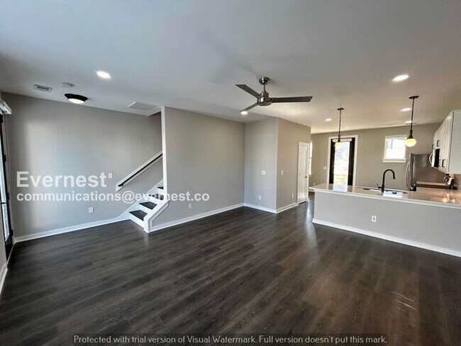 Foto del edificio - Limited Time Special Offer! / 3 Bed/2 Bath Townhome with Off-Street Parking / Pet-Friendly /Avail...