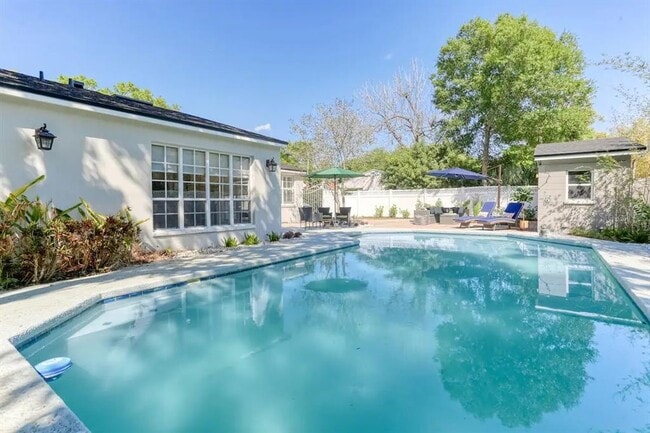 Building Photo - 4014 W Palmira Ave