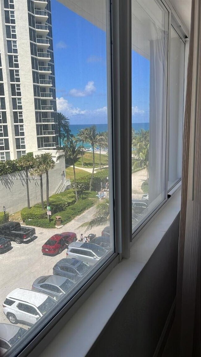 Foto del edificio - 19201 Collins Ave