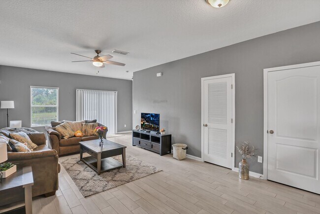 Building Photo - Great 3 bedroom/ 2.5 bathroom townhome just a short drive to St Augustine and beaches!