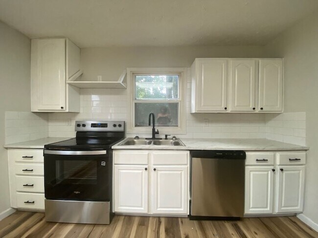 Foto del edificio - Welcome to this delightful three bedroom, ...