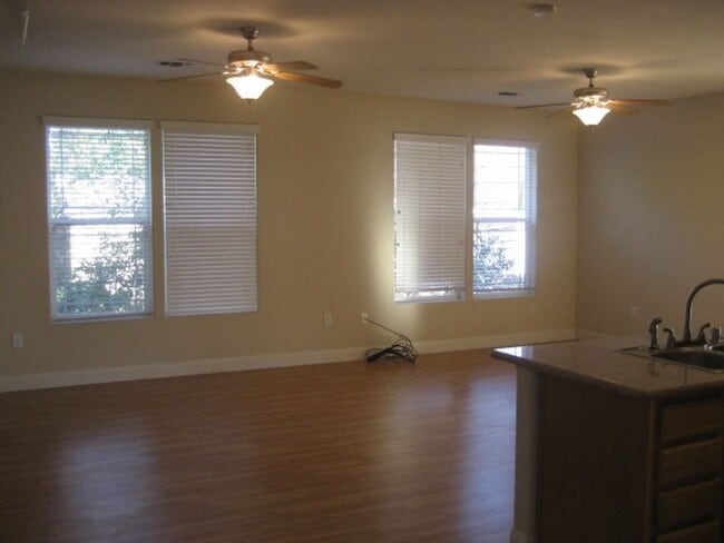 Building Photo - G Street 6 Plex