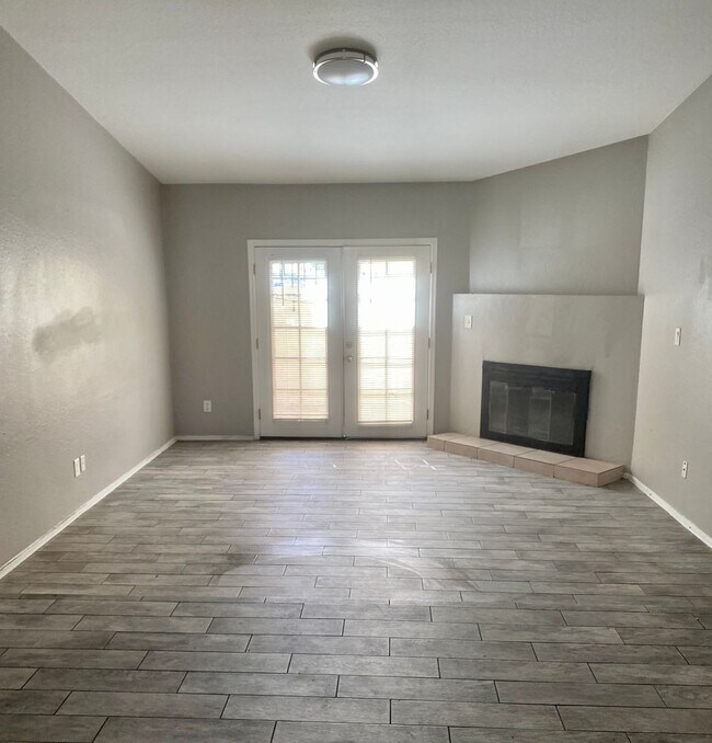 Building Photo - Large one bed one bath townhome in central...