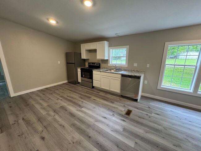 Building Photo - Completely Remodeled • 3 Bed • 2 Bath • Ne...