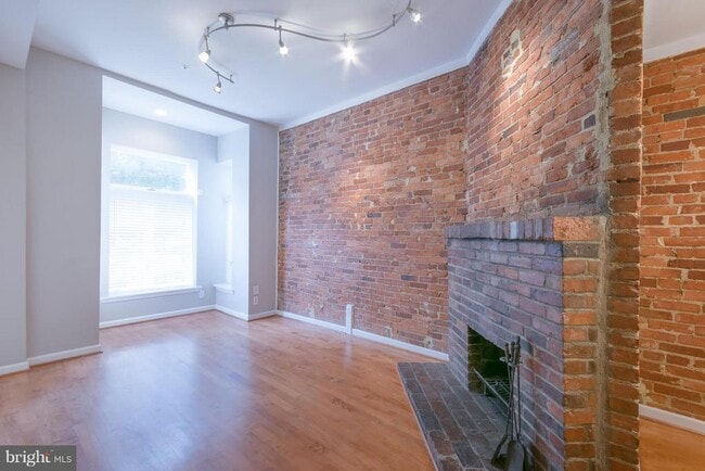Building Photo - 1352 Kenyon St NW